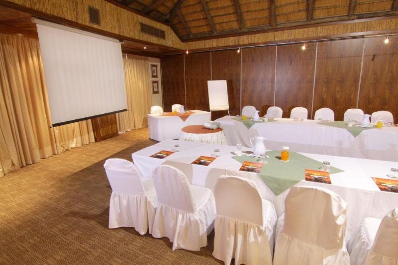 Cresta Mowana Safari Lodge Kasane Buitenkant foto
