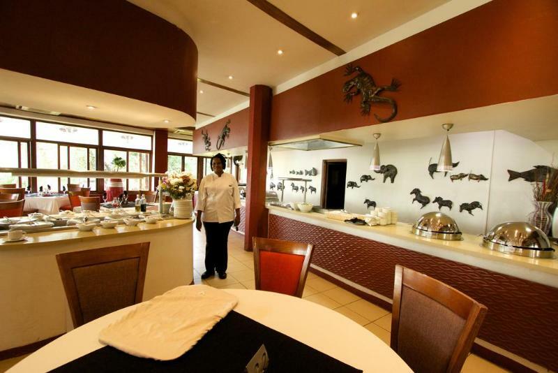 Cresta Mowana Safari Lodge Kasane Buitenkant foto
